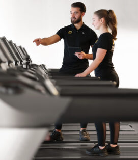 Aesthetic Journey Personal Trainer geeft uitleg over oefening met cardio tijdens de Personal Training in Basic-Fit Goes