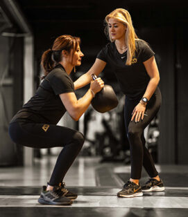 Personal Training in Goes bij Aesthetic Journey van de Personal Trainer van Goes Giselle van Riel met de oefening goblet squat.